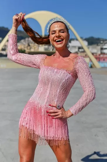 Karen Lopes soma nove anos como musa do carnaval carioca 