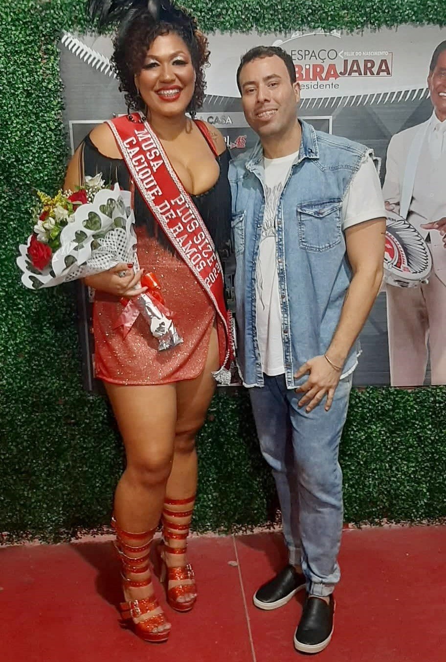 Jornalista Anderson Lopes ao lado da vencedora do Concurso Musa Plus Size Cacique de Ramos, Millena Gonçalves - Foto: Leandro Amorim 
