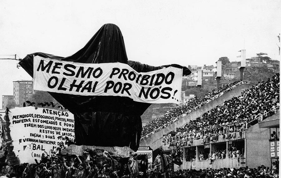 Carnaval - Rio de Janeiro, 1989: Cristo encoberto em carro alegórico desfila na ala dos mendigos na escola de samba Beija-Flor após ser proibido, no sambódromo da Marques de Sapucaí, no Rio de Janeiro (RJ). (Rio de Janeiro (RJ), 07.02.1989. Foto de Luiz C