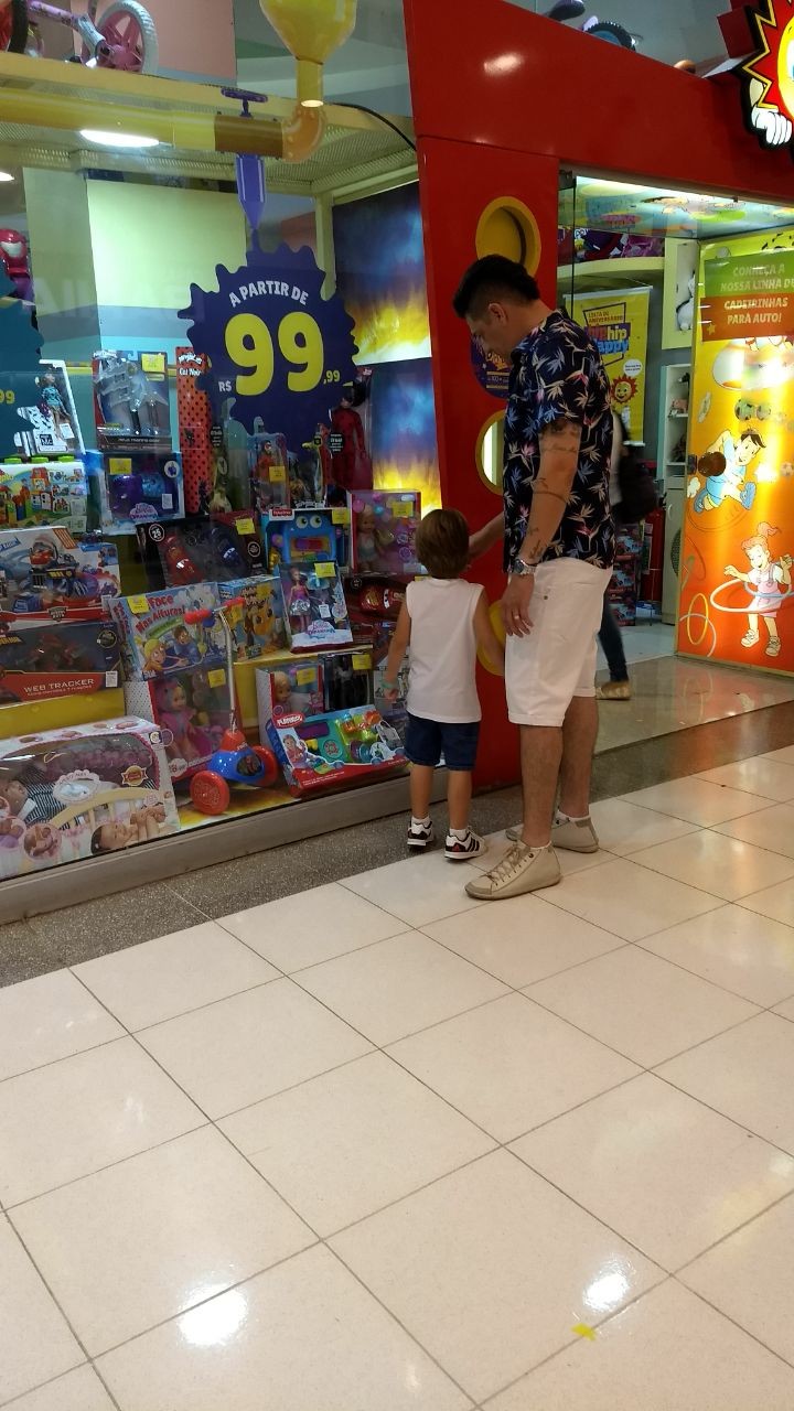 Cantor Mario Moraes e seu filho vendo a vitrine de uma loja de brinquedos - Foto / Divulgação 