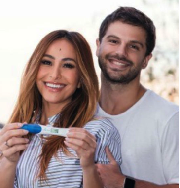 Sabrina Sato segurando o teste de gravidez positivo ao lado de seu noivo Duda Nagle - Foto / Divulgação