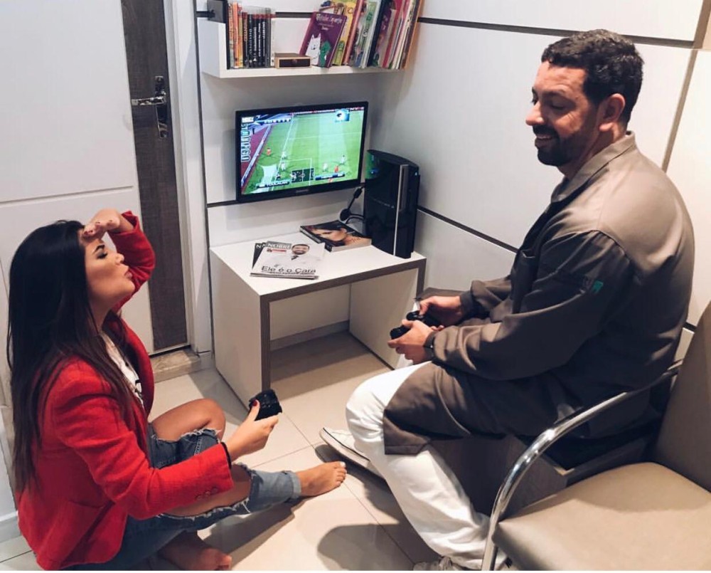 Karen K que buscou o tratamento pelas mãos do dentista Roberto Abdala Junior - Foto / Divulgação