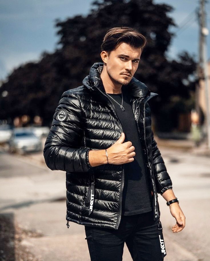 A jaqueta puffer masculina combina com calça jeans - Foto: Pinterest 