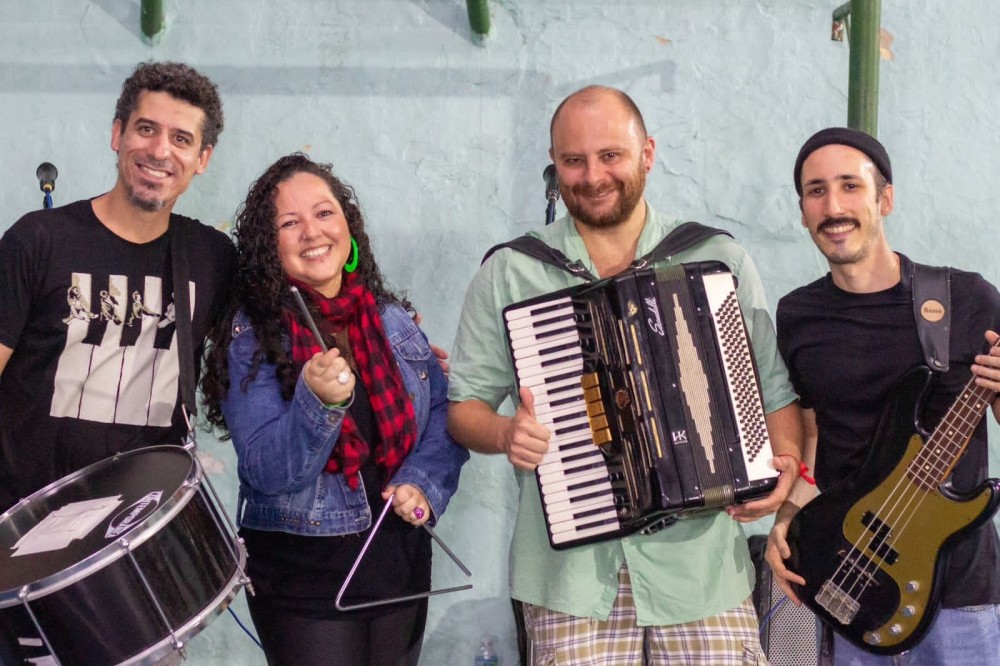 Tradicional em Ipanema, edição Fuxico na Roça traz 100 expositores de gastronomia, cerveja artesanal, moda, decoração e artesanato, com programação musical especial. Forró Aconchego - Foto: Divulgação 