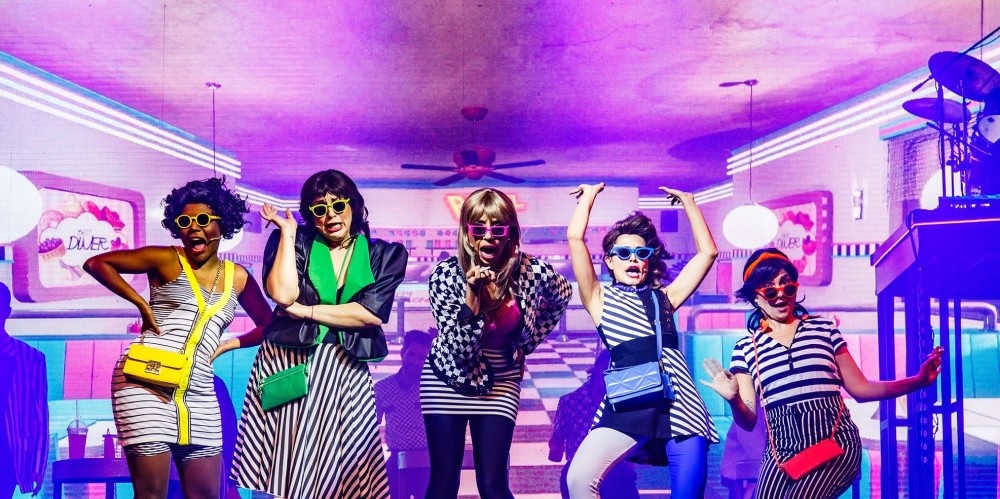 Resgatando sucessos que marcaram a década no Brasil e no mundo, o musical terá Sandra Sá como protagonista e será o primeiro com intérprete de libras e audiodescrição em todas as sessões - Foto: Robert Schwenckweb