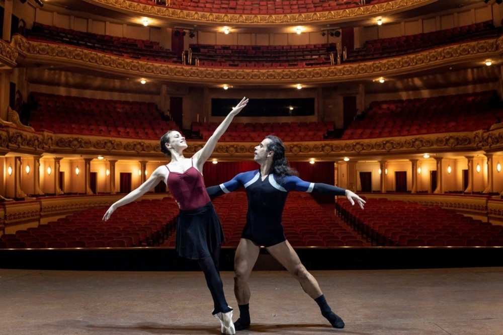 Carol Fernandes e Cícero Gomes ensaiando no Theatro Municipal do Rio de Janeiro - Foto: Divulgação 
