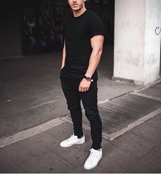 A camiseta preta é clássica, versátil e sempre na moda - Foto: Pinterest 