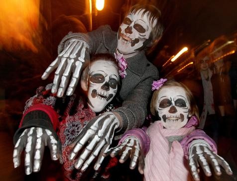 A family dressed up in skeleton costumes pose for photograph, as they celebrate Halloween in the center of Minsk, Belarus, late 31 October 2013. ANSA/TATYANA ZENKOVICH
