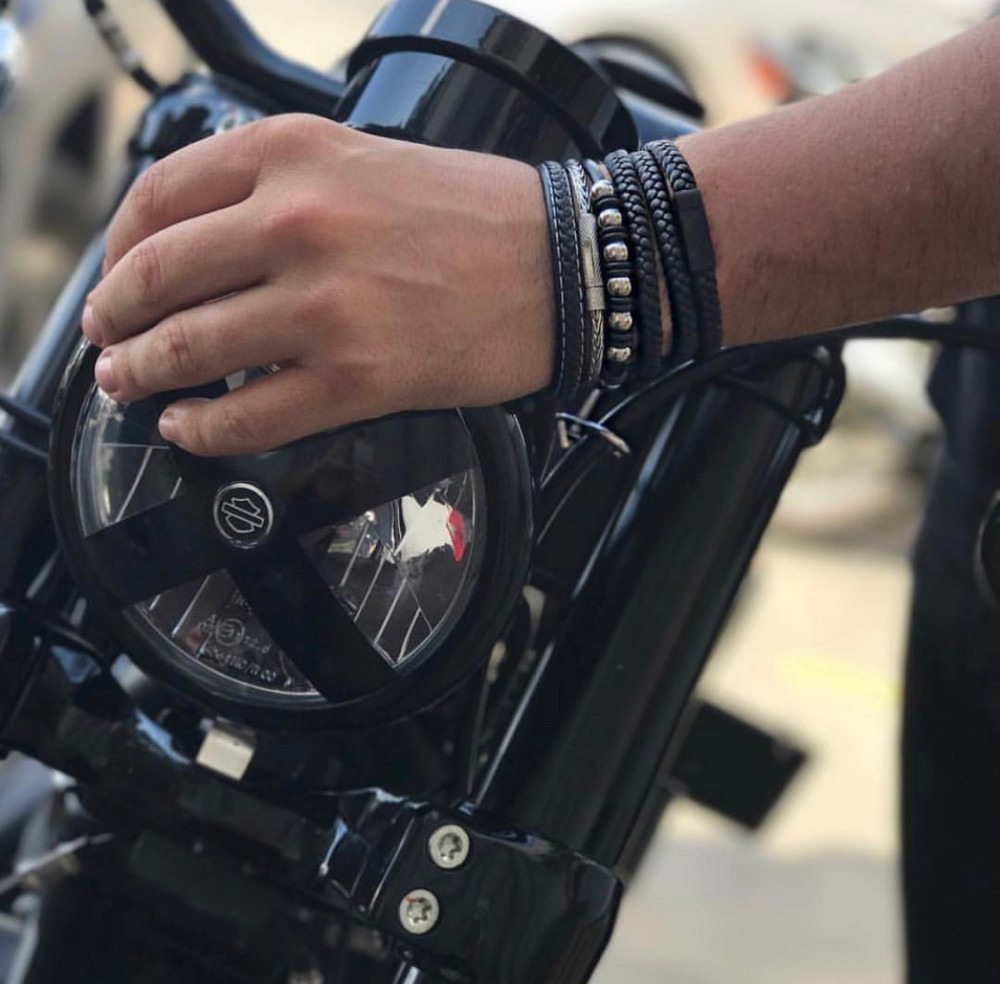 A moda pegou, pulseirismo masculino - Foto: Jóias4Ever / Divulgação