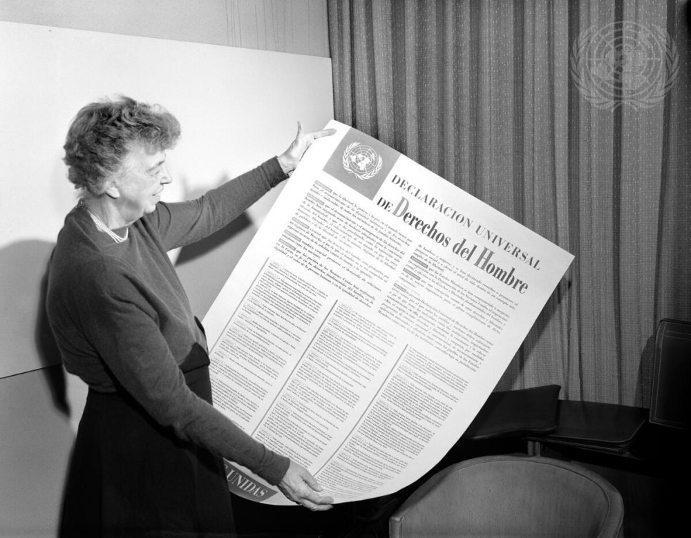 Eleanor Roosevelt segura um pôster da Declaração Universal dos Direitos Humanos - Foto: UN Photo