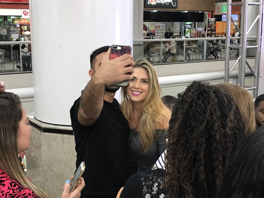Nadja Pessoa recebendo o carinho dos fãs com várias selfies - Foto: Yuri Barbosa / Via Brasil