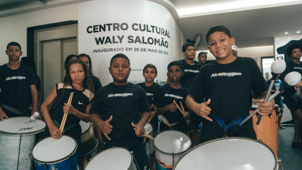 O AfroReggae completou 31 anos, é uma ong de grande relevância nacional, com muitas ações beneficiando uma gama de jovens - Foto: Fabrica 