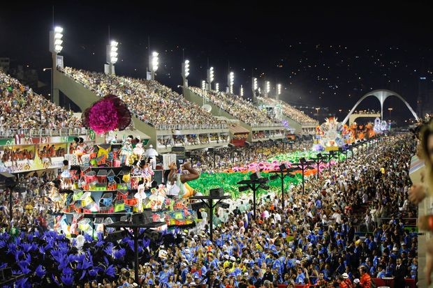 RIO DE JANEIRO, RJ, 19.02.2012 - Desfile da escola de samba Mocidade que tem como samba-enredo Por ti, Portinari, rompendo a tela, a realidade, na Marque de Sapucai no Rio de Janeiro durante o Carnaval 2012. (Foto: Lalo de Almeida/Folhapress, COTIDIAN