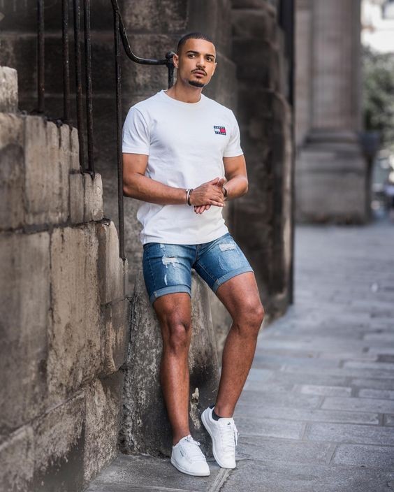 O short jeans masculino pode surpreender em produções estilosas pra lá de elegantes - Foto: Pinterest 