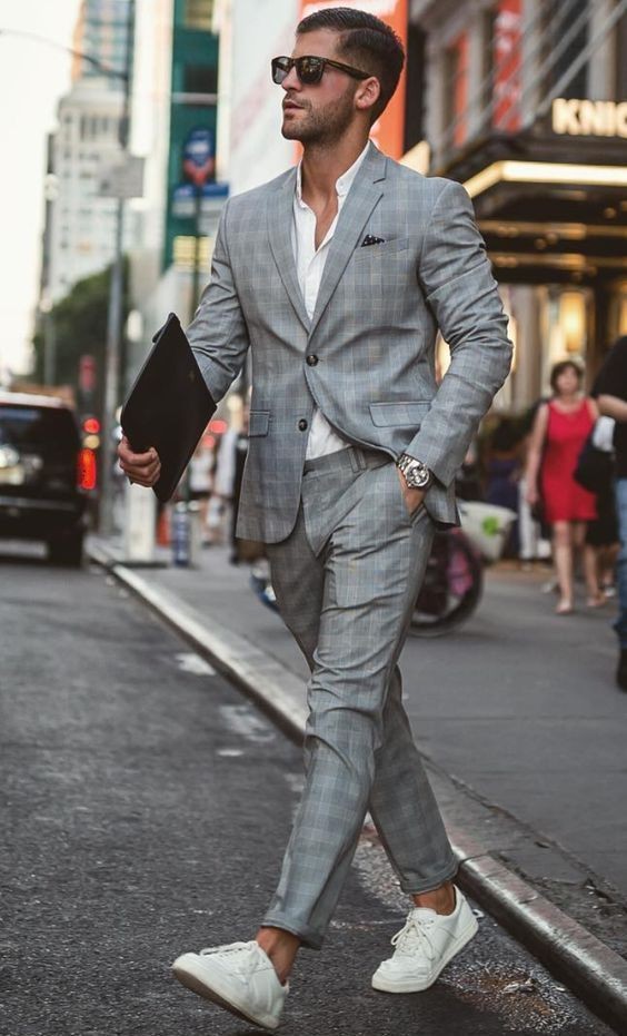 Tênis Court Branco combina perfeitamente com costume, não esqueça dos acessórios - Foto: Pinterest