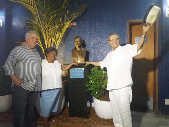 Foto: Raphael Perucci / Divulgação - Presidente Luis Carlos Magalhães, Tia Surica e mestre Monarco posam diante do busto de Marcos Falcon
