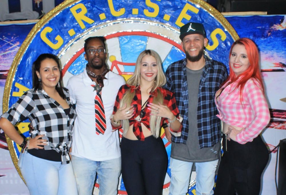 Casais de mestre-sala e porta-bandeira - Foto: Renato Cipriano