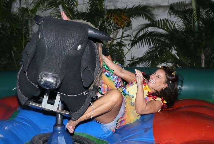 Viviane Araújo se diverte em cima do touro mecânico - Foto: Ag News