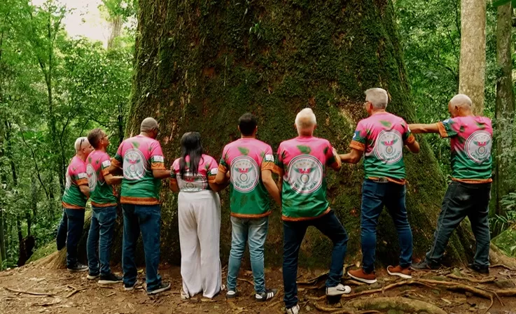 Equipe abraçando o jequitibá - Foto de Capa: Diego Mendes