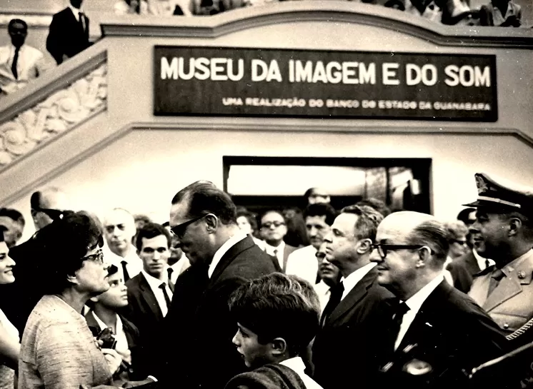 Governador Carlos Lacerda em meio ao público durante evento de inauguração do MIS RJ - Ano 1965 - Foto de Capa: Coleção Maurício Quadrio. Acervo FMIS RJ