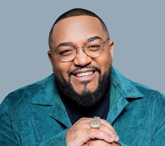 Cantor Tiee - Foto de Capa: Filipe Menegoy