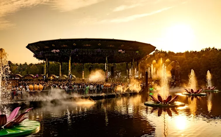 Palco Crystal Garden no Tomorrowland Bélgica 2025 - Foto de Capa: Divulgação