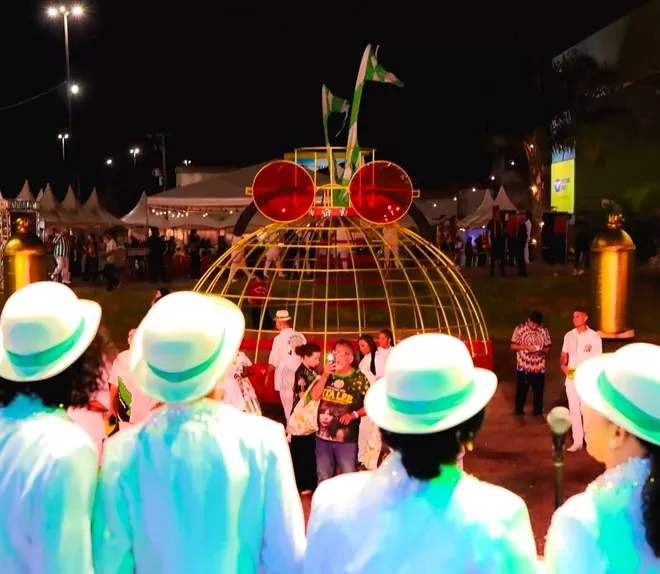 Velha Guarda - Foto de Capa: @mikebleak_