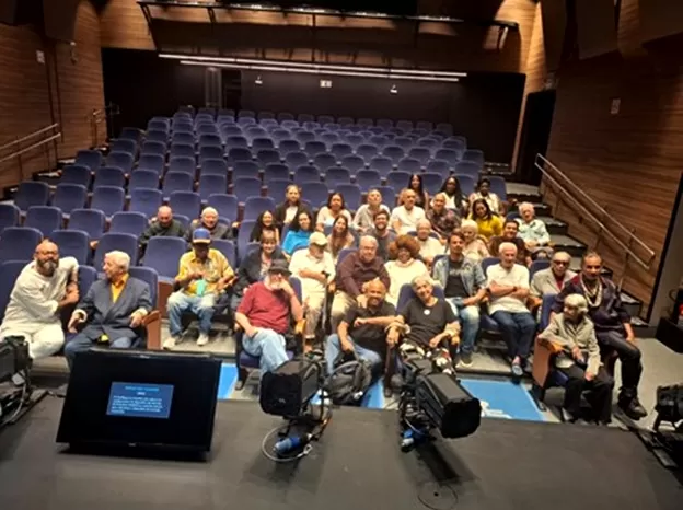 Zezé Motta, o diretor Elissandro de Aquino, Robson, filho de Zezé e a trupe do Retiro dos Artistas - Foto de Capa: Claúdia Tisato 