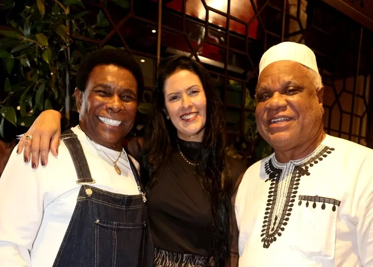 Neguinho da Beija-flor, Elaine Reis e Ivanir dos Santos - Foto de Capa: Divulgação / Vera Donato