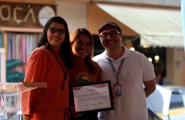 Danielle Barros e Thiago Sales durante entrega de certificado em Petrópolis - Foto de Capa: Divulgação 