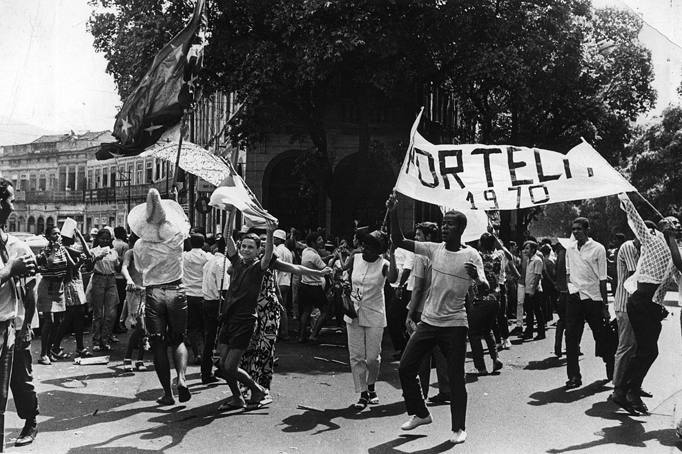 Brasil, Rio de Janeiro, RJ. 01/02/1970 Componentes da escola de samba Portela comemoram o Carnaval nas ruas do Rio. - Crédito:ARQUIVO/AGÊNCIA ESTADO/AE/Codigo imagem:5044