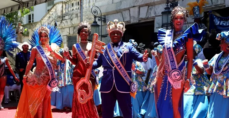 O Reinado da alegria começa: Rei Momo recebe a chave do Rio e abre o Carnaval 2026