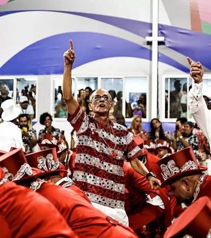 Explosão vermelha e branca: Unidos do Viradouro é Tetracampeã do carnaval carioca em tributo épico a Mestre Ciça