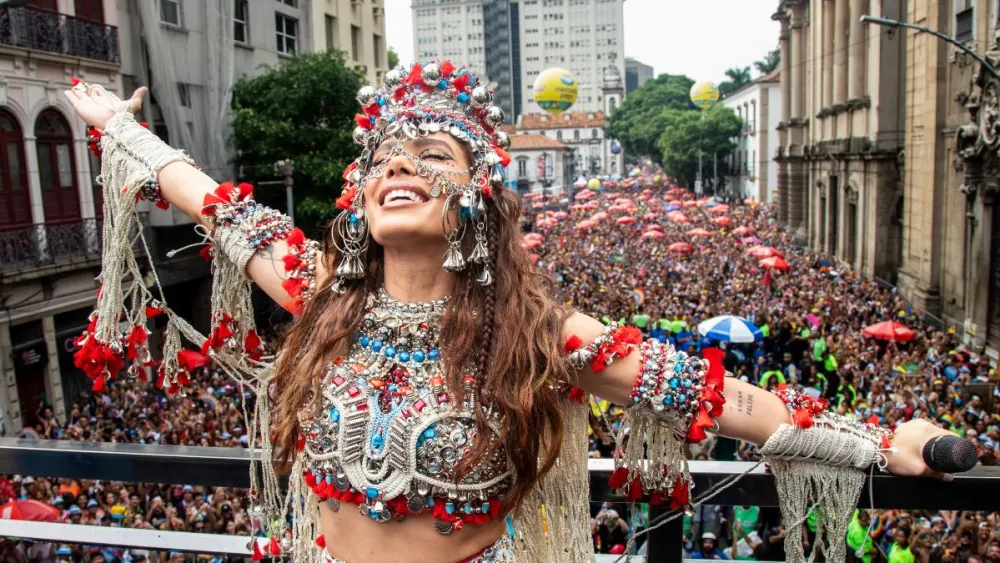 Fenômeno Cósmico: Anitta arrasta multidão histórica e para o Centro do Rio com o Bloco do Cosmos