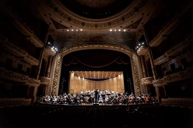 A joia da Cinelândia se ilumina: começa a grandiosa temporada 2026 do Theatro Municipal