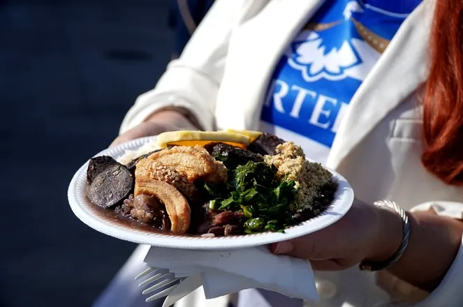 Portela celebra 103 anos com fé, samba e feijoada