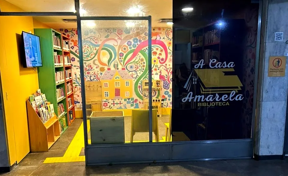 Biblioteca “A Casa Amarela” na estação Cinelândia - Foto de Capa: Divulgação / MetrôRio