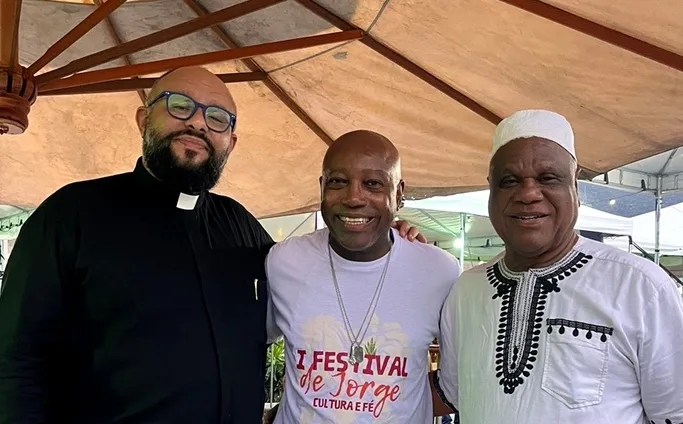 Padre Victor Hugo Nascimento, Nando Cunha e Babalaô Ivanir dos Santos - Foto de Capa: Divulgação 