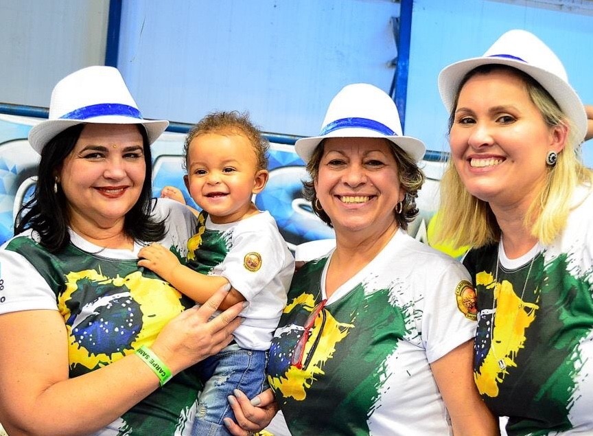 Adriana Apolinario com amigas e Bernardo - Foto: Carpe Dien / Divulgação
