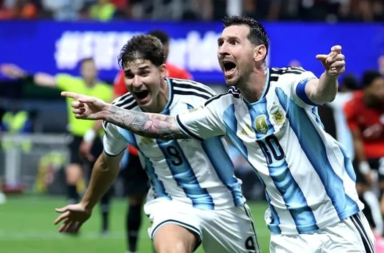 Messi comemorando gol - Foto de Capa: Odd Andersen / AFP