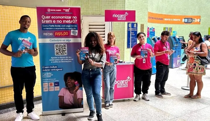 Postos itinerantes invadem as estações do Metrô para reduzir o preço da sua passagem