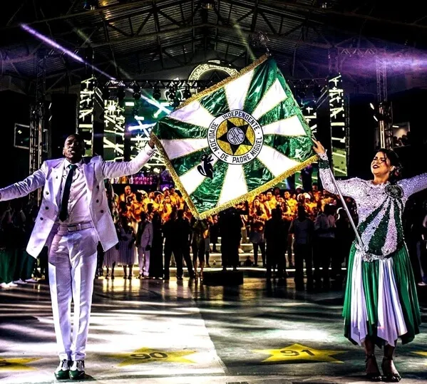 Primeiro Casal de Mestre-sala e Porta-bandeira - Foto de Capa: Instagram / @yancarpeter