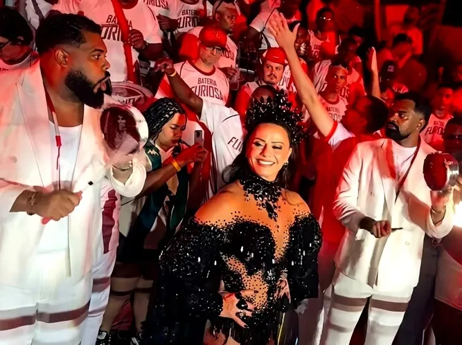 Rainha de Bateria Viviane Araújo - Foto de Capa: Instagram / @salgueirooriginal