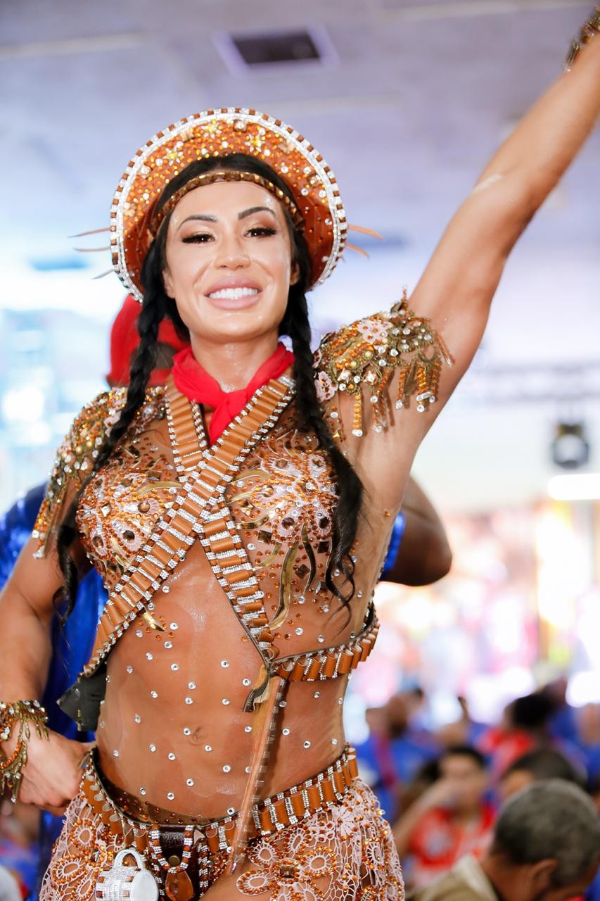 Gracyenne Barbosa cai no samba - Foto: Leo Cordeiro 