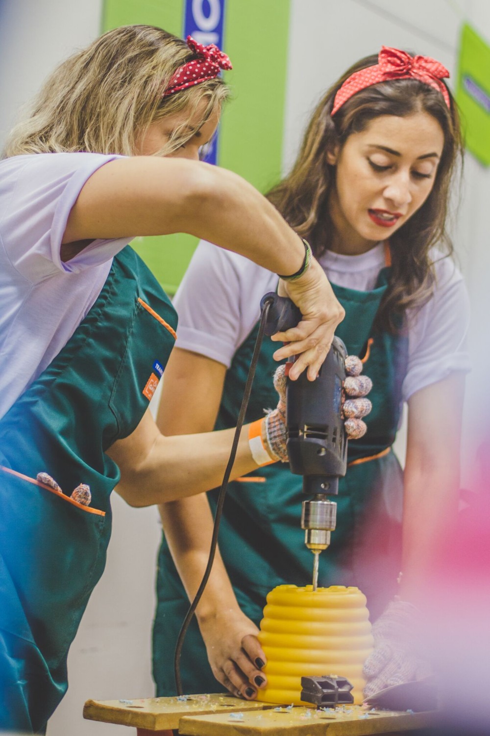 As mulheres colocaram a mão na massa e aprenderam na teoria e na prática como utilizar ferramentas elétricas - Foto: Memória Lúdica 
