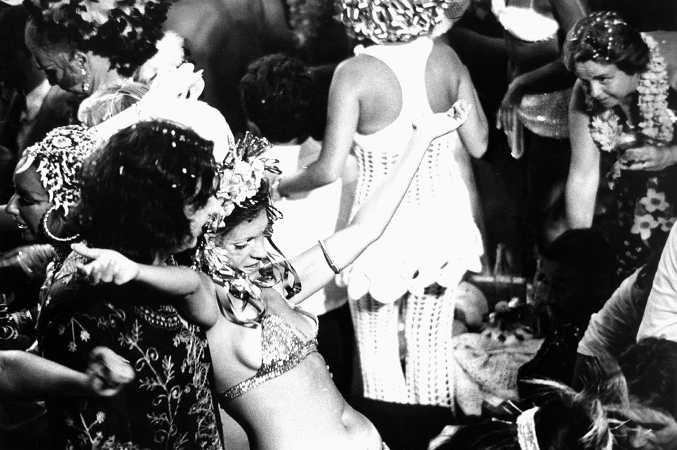 Brasil, Rio de Janeiro, RJ. 27/02/1974. Foliões se divertem durante baile no Teatro Municipal do Rio de Janeiro. - Crédito:ARQUIVO/AGÊNCIA ESTADO/AE/Código imagem:76103