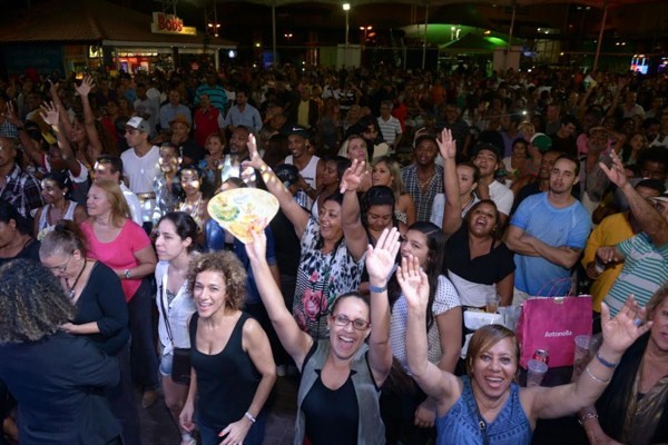 O evento reúne miilhares de pessoa, o happy hour acontece toda 2ª segunda-feira do mês - Foto: Henrique Mattos 