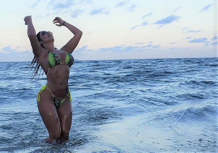 Gil Jung esbanja beleza e boa forma - Foto: Alan Jacobs