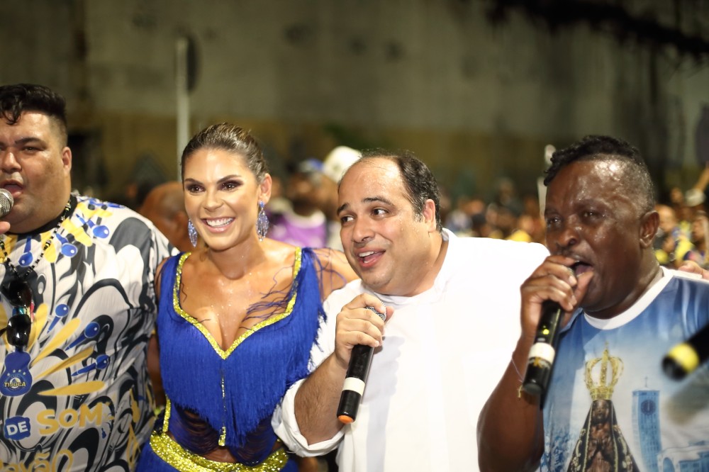 Rainha, padre e intérprete oficial - Fotos: Mauro Samagaio