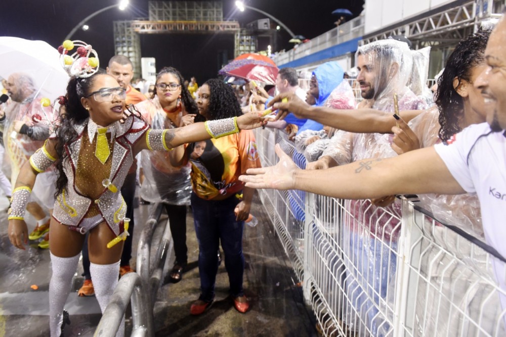 Simpática com o público, Dani Moraes distribuiu mil balas em pequenos tubos de ensaio, - Foto: Diego Mendes